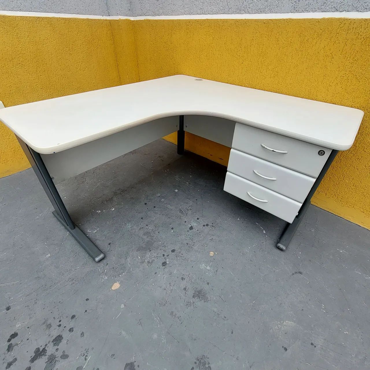 Mesa de Escritório em L com Gaveteiro 1.40x1.40 cm - Foto 4