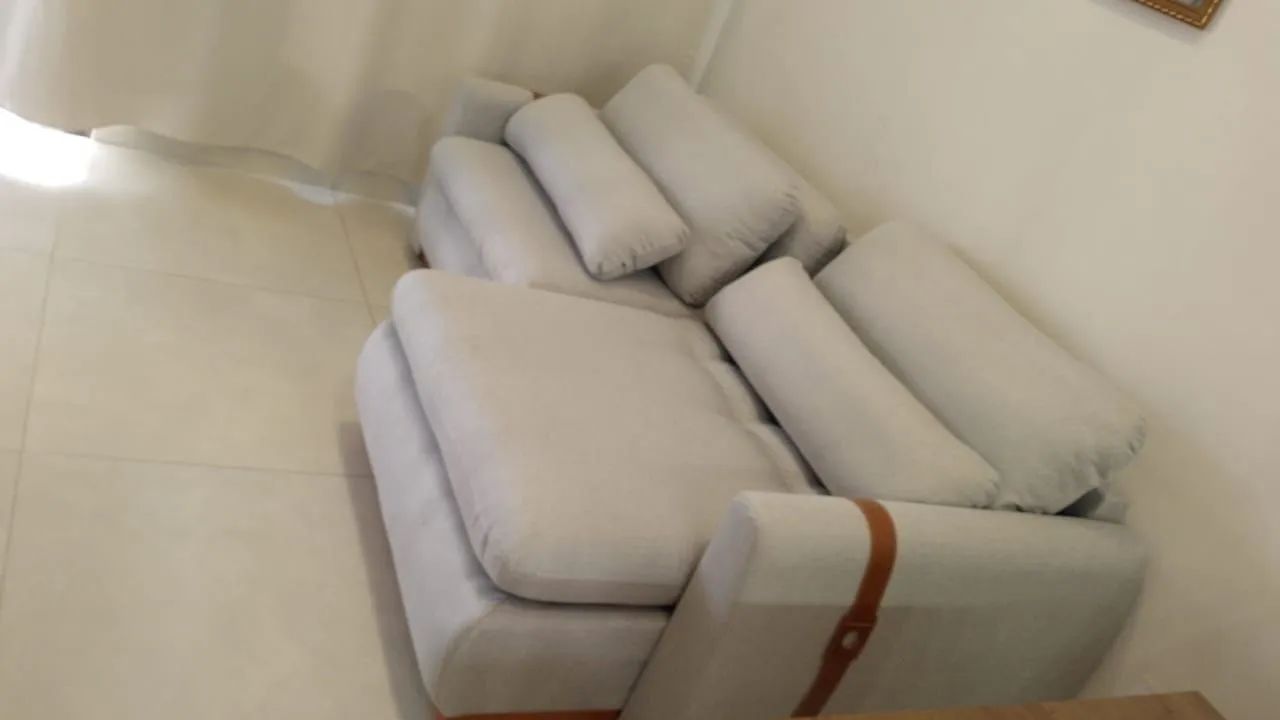 Sofá Theo Moderno Cinza ou bege com Almofadas