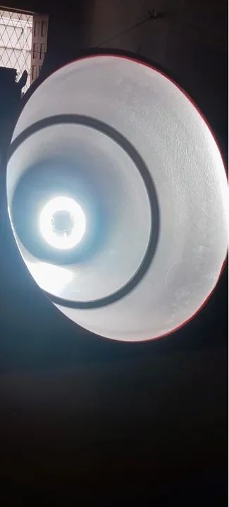 Luminária de teto vermelha