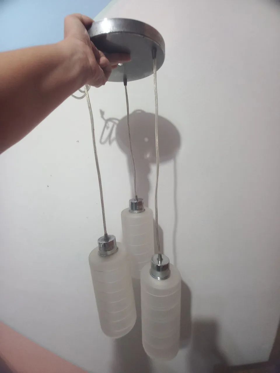 Lustre moderno com 3 pendentes de vidro fosco - Foto 4