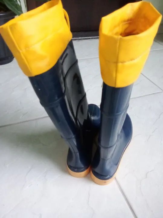 Botas de Chuva Azul com Detalhe Amarelo - Foto 3