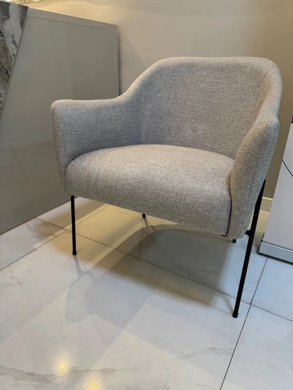 Poltrona moderna cinza com design elegante