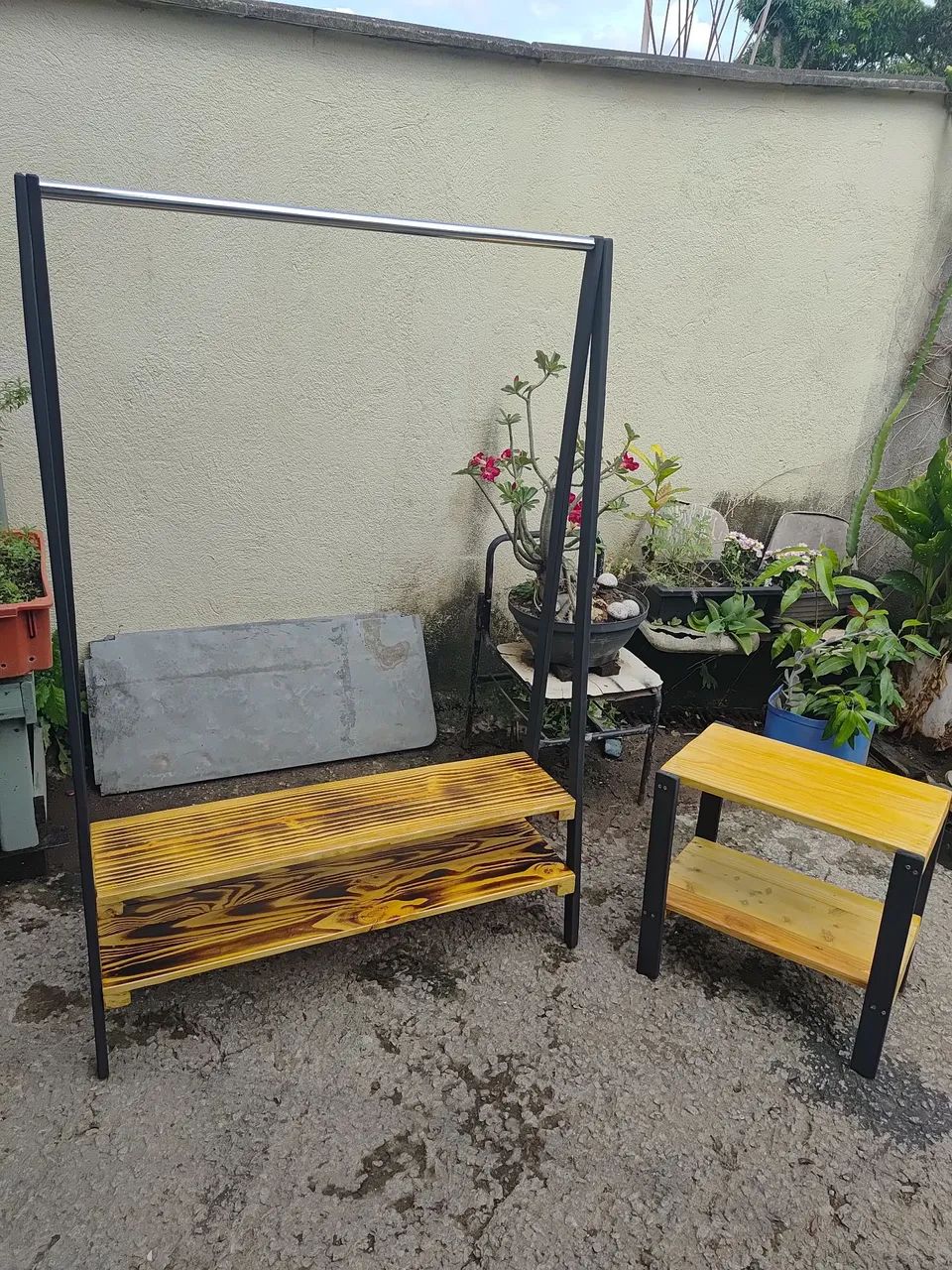 Arara para roupas + mesinha criado!