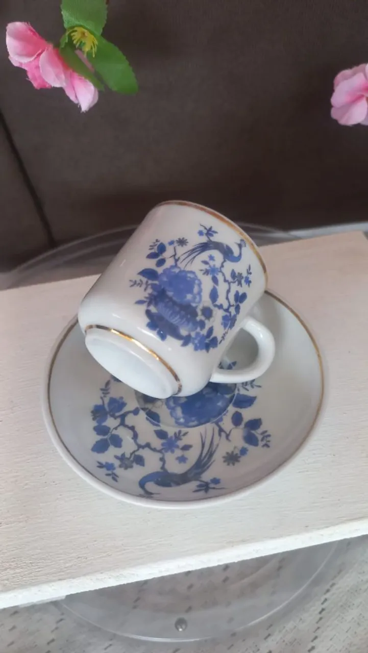 Xícara com pires porcelana azul e detalhes dourados