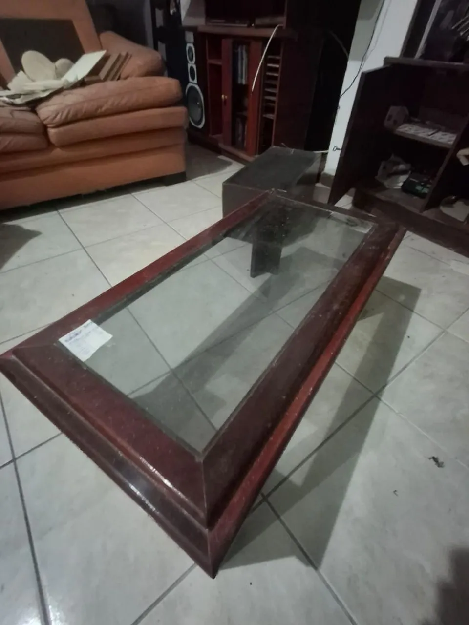 Mesa de centro com tampo de vidro e detalhes em madeira