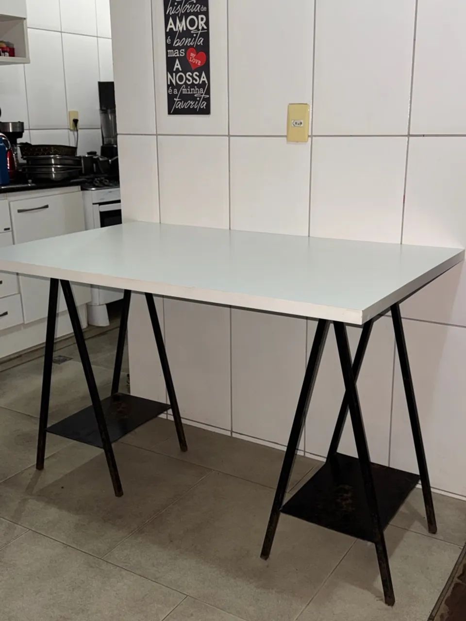Mesa de Madeira com Pés de Ferro