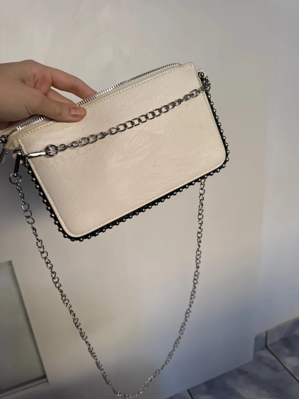 Bolsa Feminina com Corrente e Detalhes em Metal