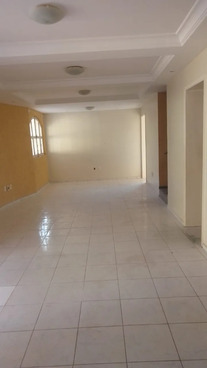alugo casa de pavimento-4suites-piscina-2salas-cozinha c/armarios-2500