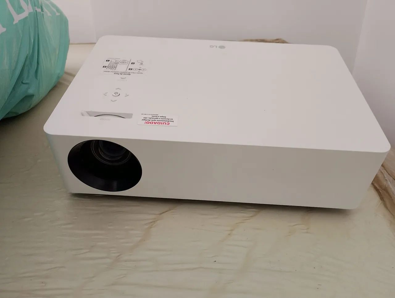 Projetor LG HU70LA 4K + Tela Betec 120" Retrátil c/ Tripé - Foto 3