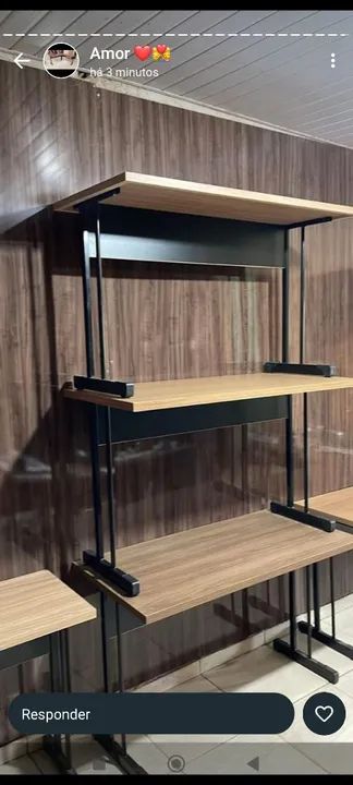 Mesa de Escritório Moderna com Estrutura em Metal