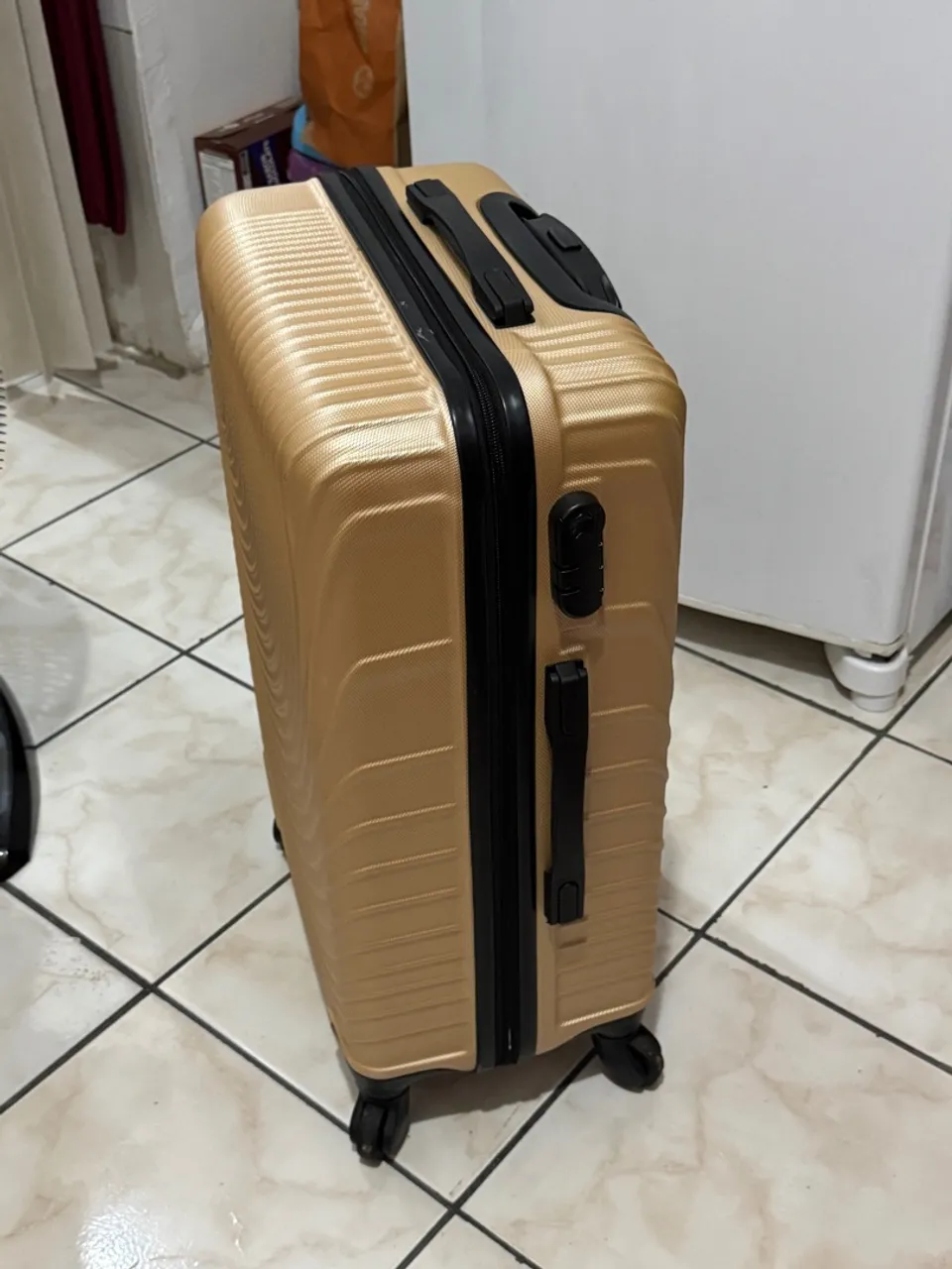 Mala de viagem dourada