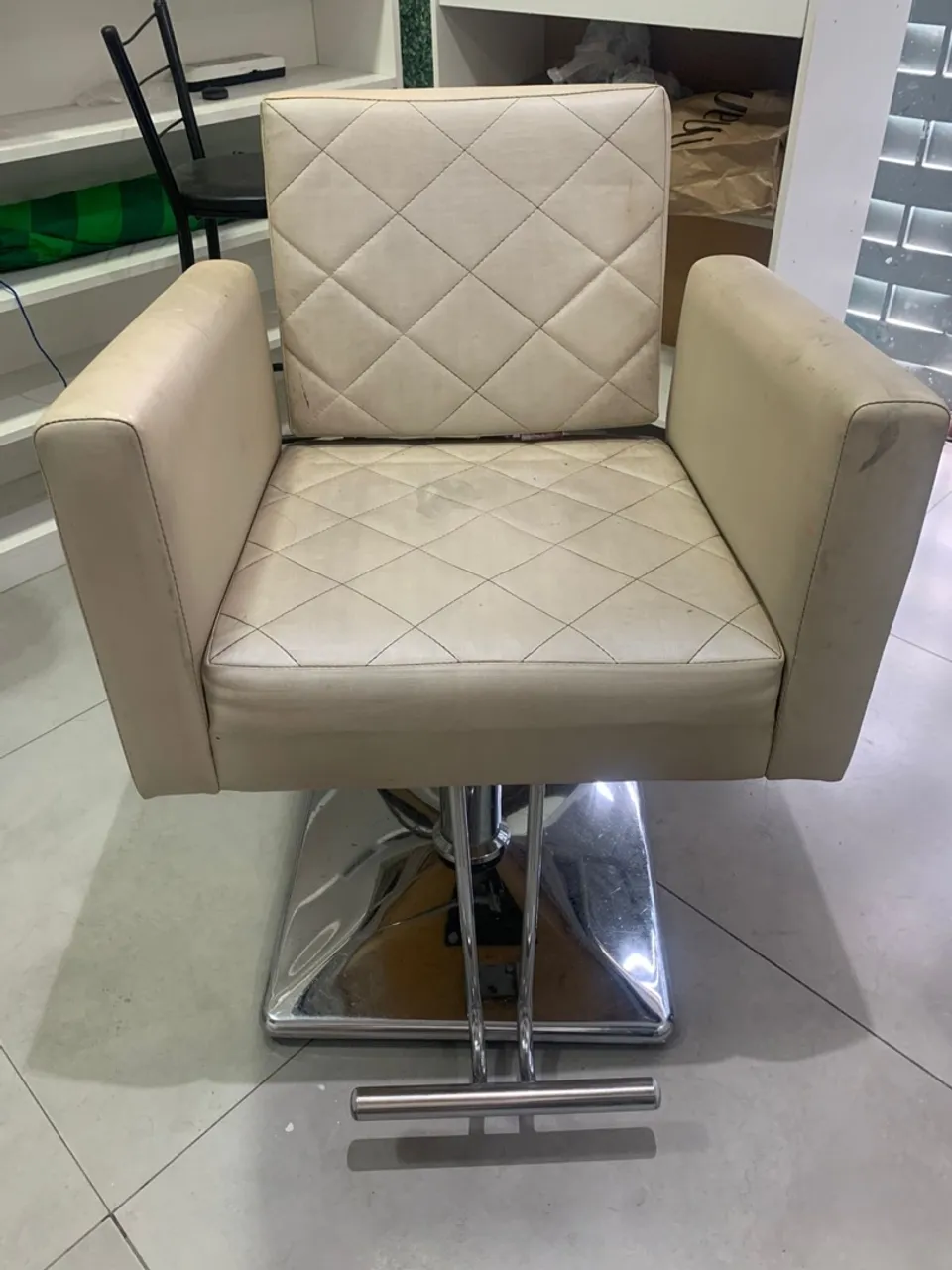 Cadeira de Cabeleireiro com Base Cromada