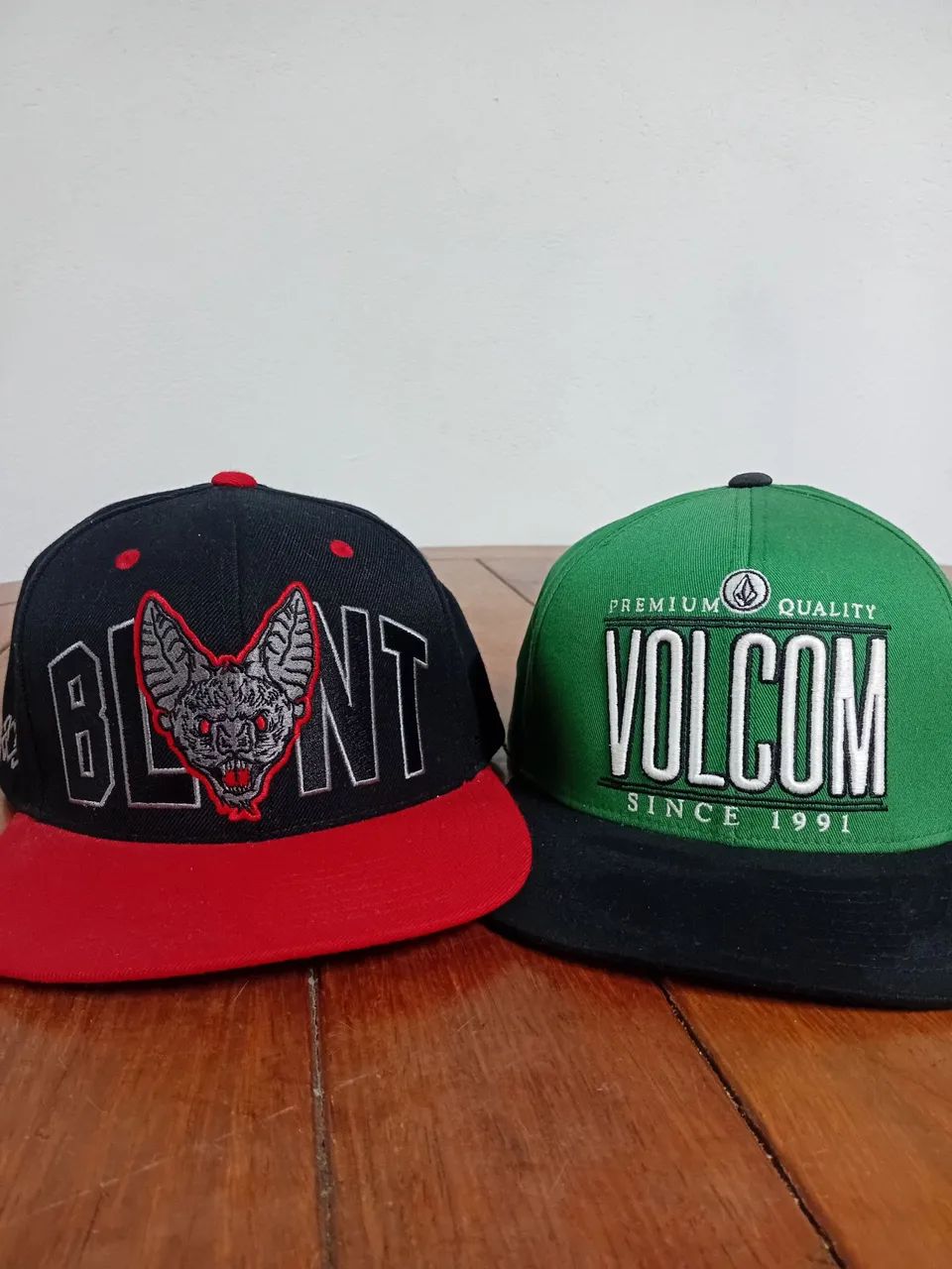 2 Bonés Volcom e Blunt R$80