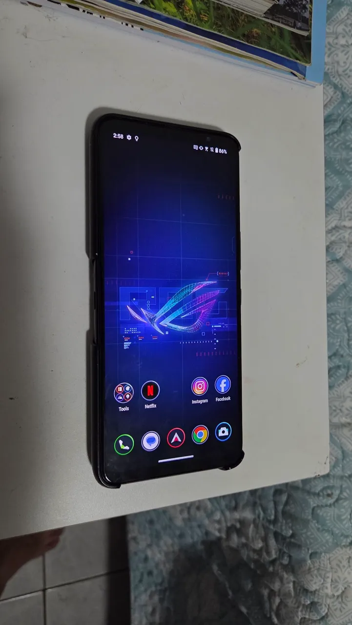 Rog Phone 6, 256GB, usado com trincado atrás.