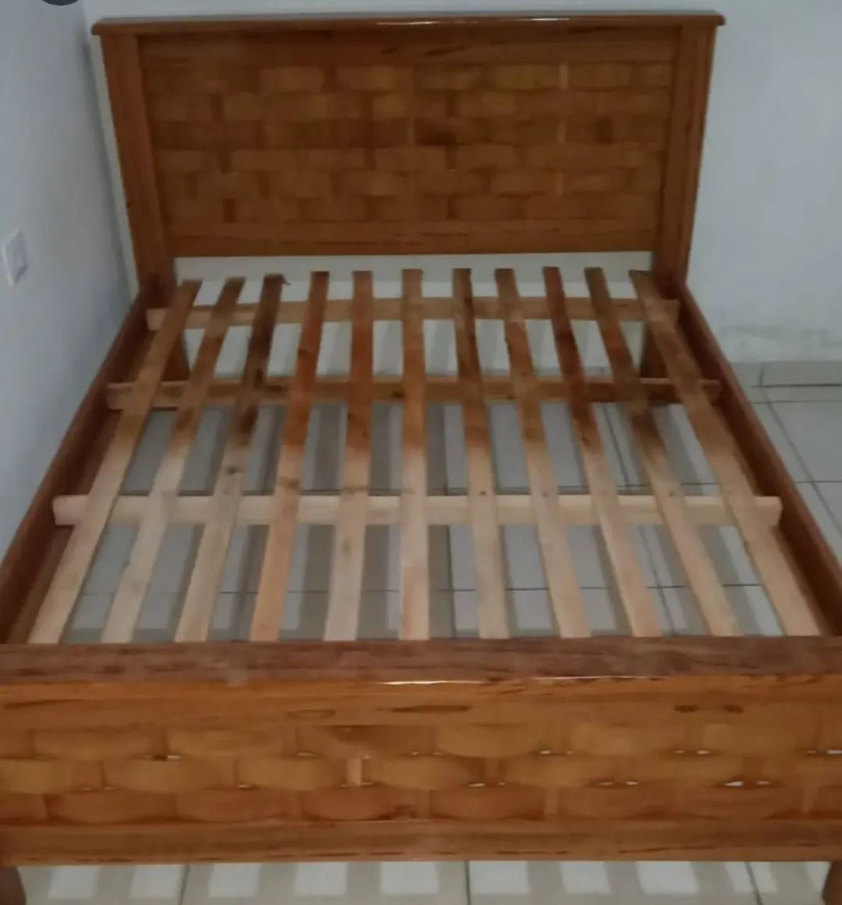 Cama de madeira maciça com design moderno64386070284290124