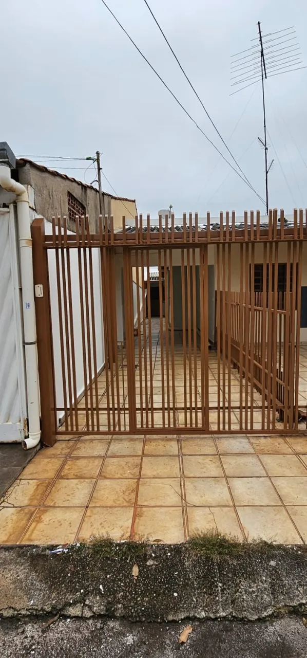 Aluga-se casa 1 quarto fundos QE 30 Guará II DF