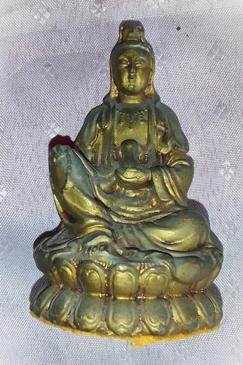 Pequena Escultura resina Buda Tibetano sentado na rocha um dos pés em flor de Lotus