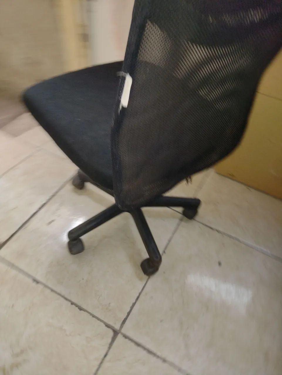 Cadeira Giratória Mesh Preta Usada
