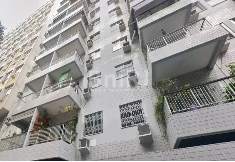 Apartamento com varanda e vaga de garagem no Catete