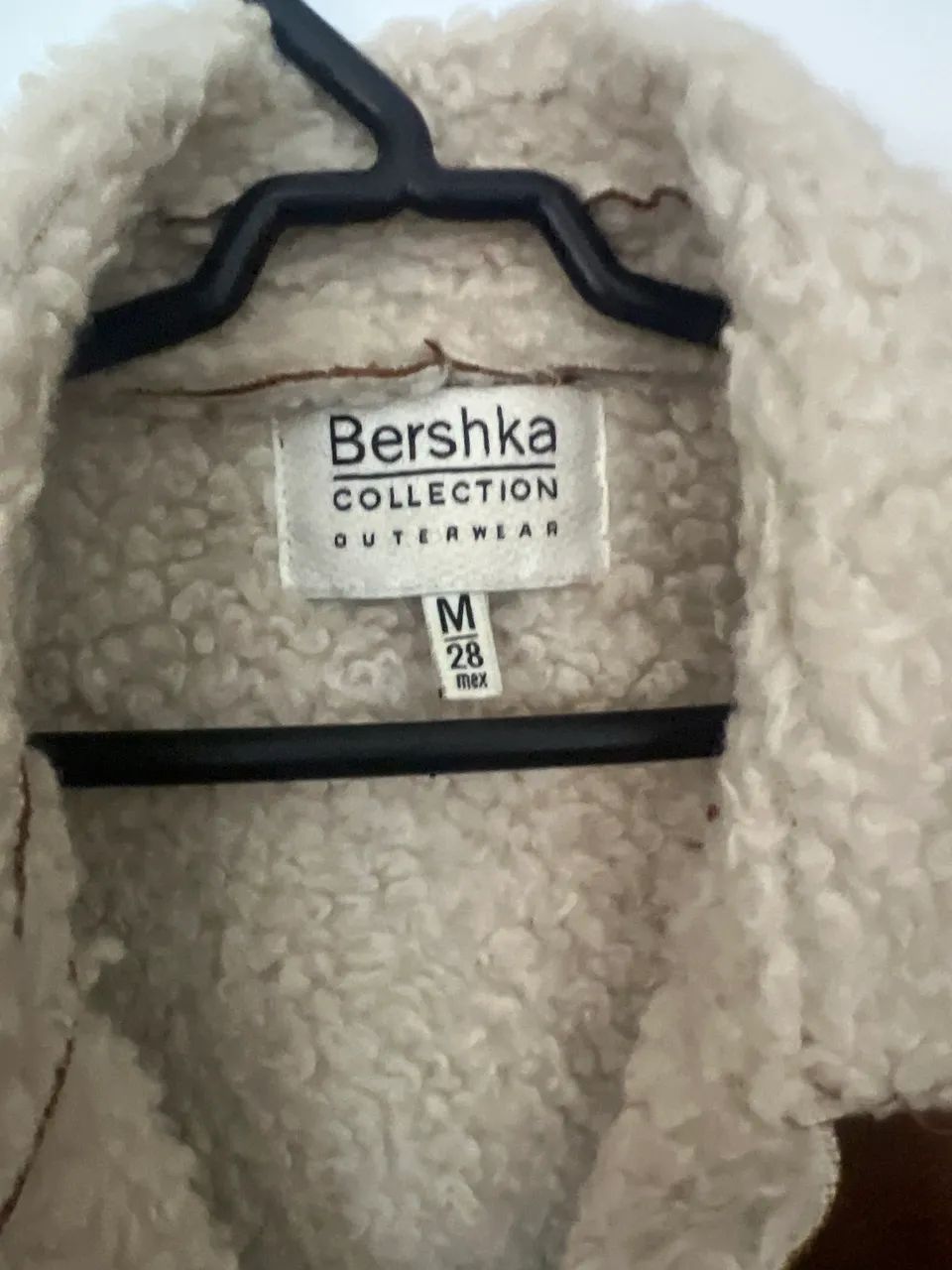jaqueta bershka marrom com pelúcia interna  - Foto 3