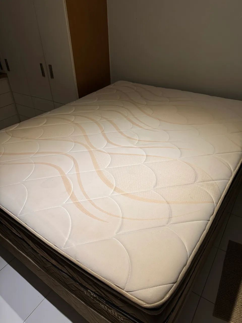 Cama Queen super charmosa