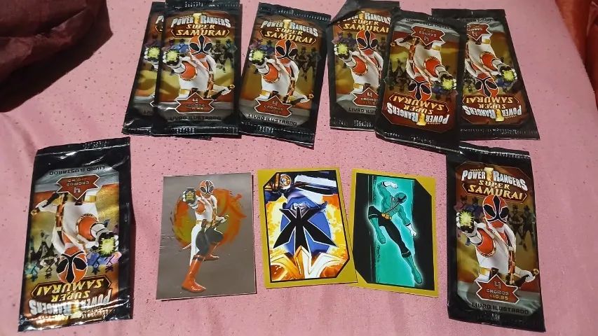 100 pacotes lacrados power rangers - super samurai com 4 figurinhas cada pacote - Foto 4