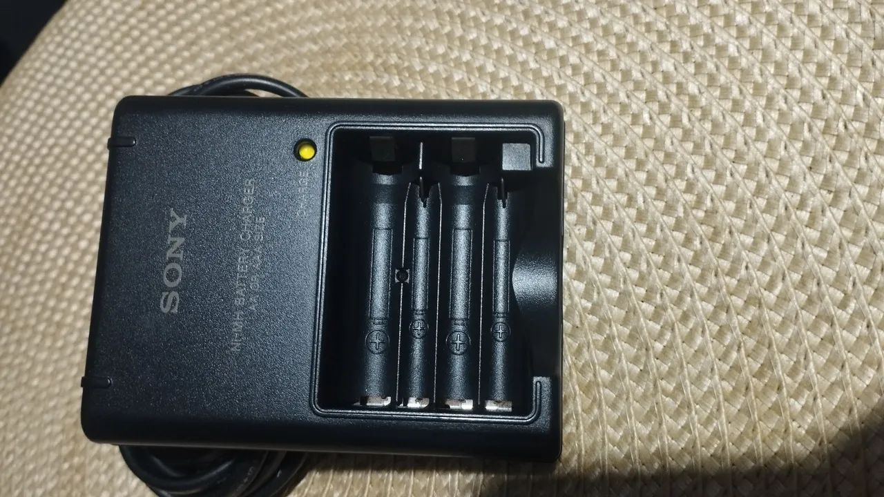 Carregador Original da Sony para Pilhas Modelo:BC-CS2A R$:100 REAIS  - Foto 2