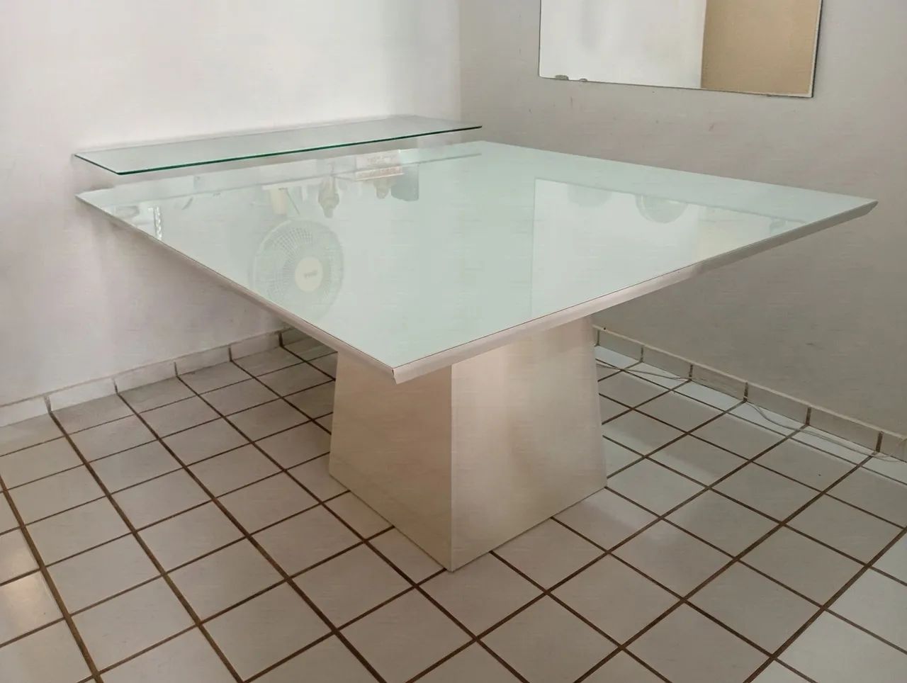 Mesa 1,35x1,35m com vidro laqueado 