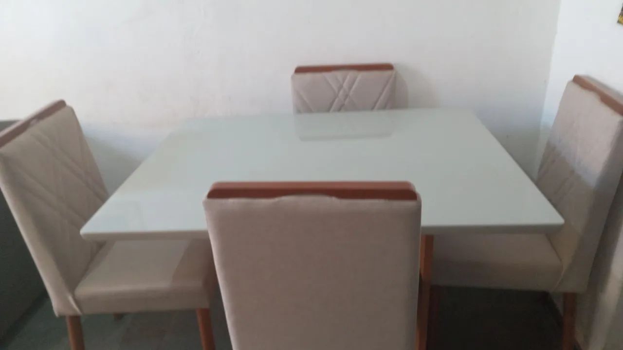 Mesa com quatro cadeiras