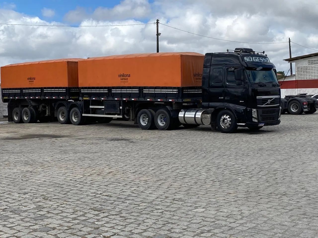 Carreta Bitrem pronta para trabalhar 
