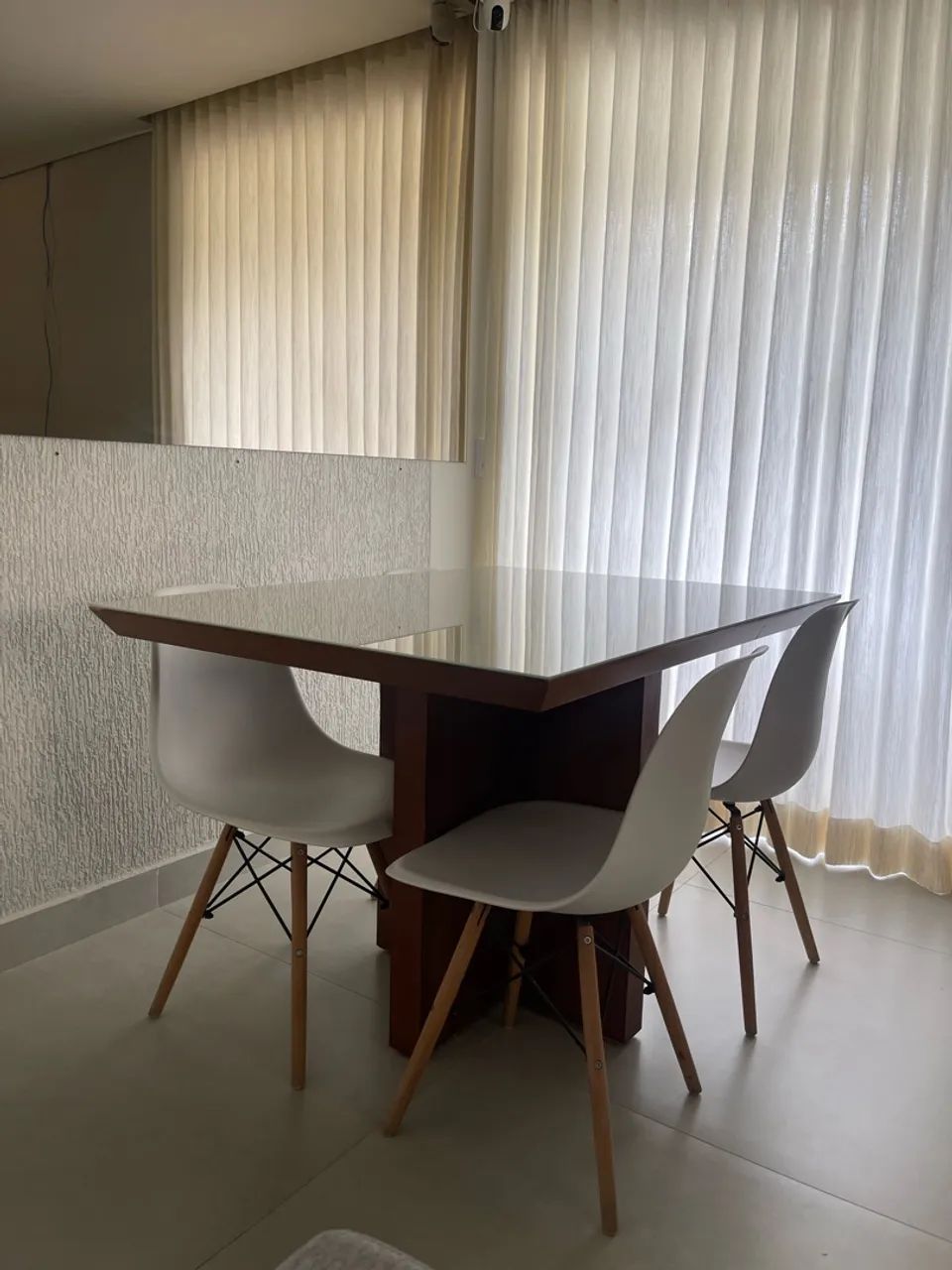 Vendo mesa com 4 cadeiras  - Foto 2