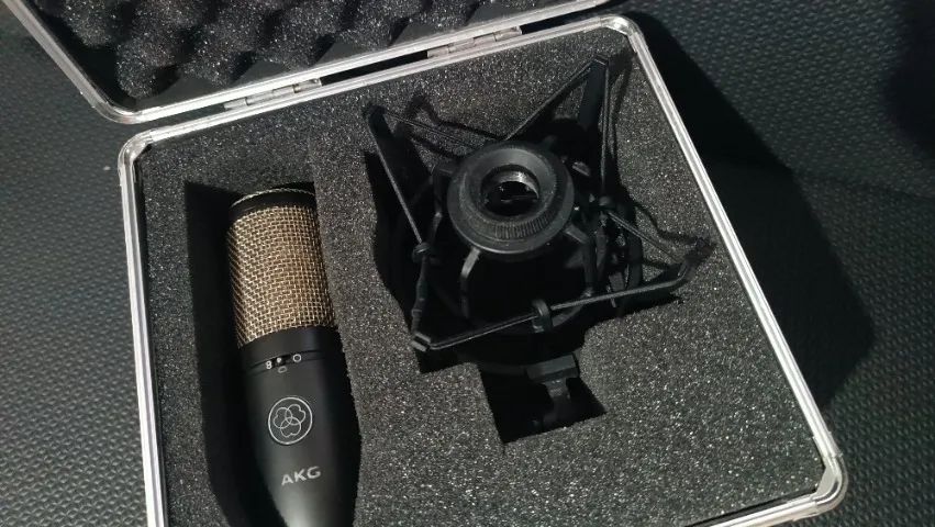 AKG P420 Studio Microfone Condensador