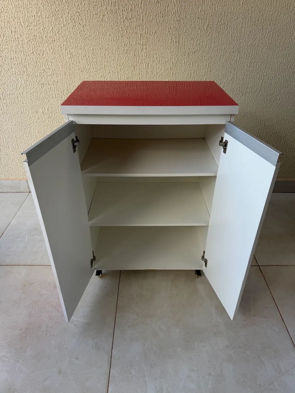 Armário MDF com rodinha