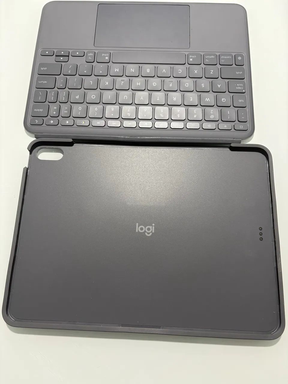 Case Logitech  para iPad 11. R$ 1000,00