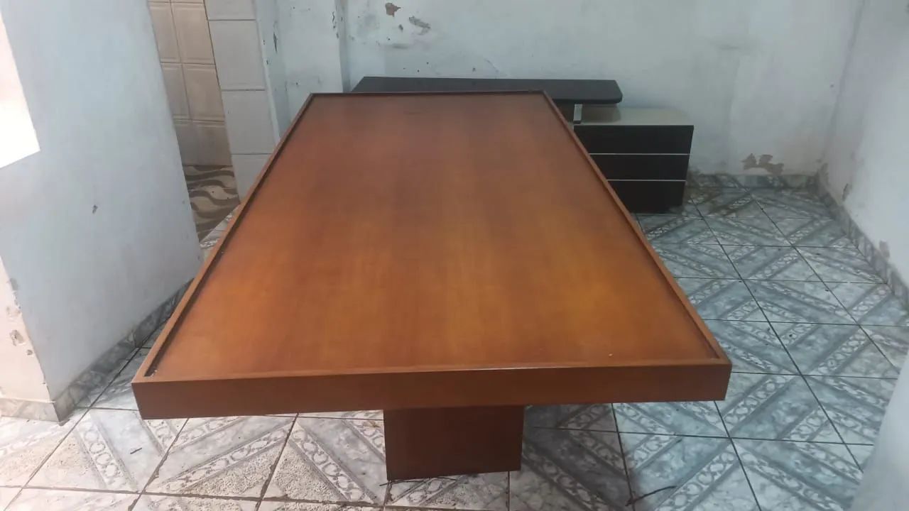 Mesa em madeira com vidro temperado, com 5 cadeiras. - Foto 3