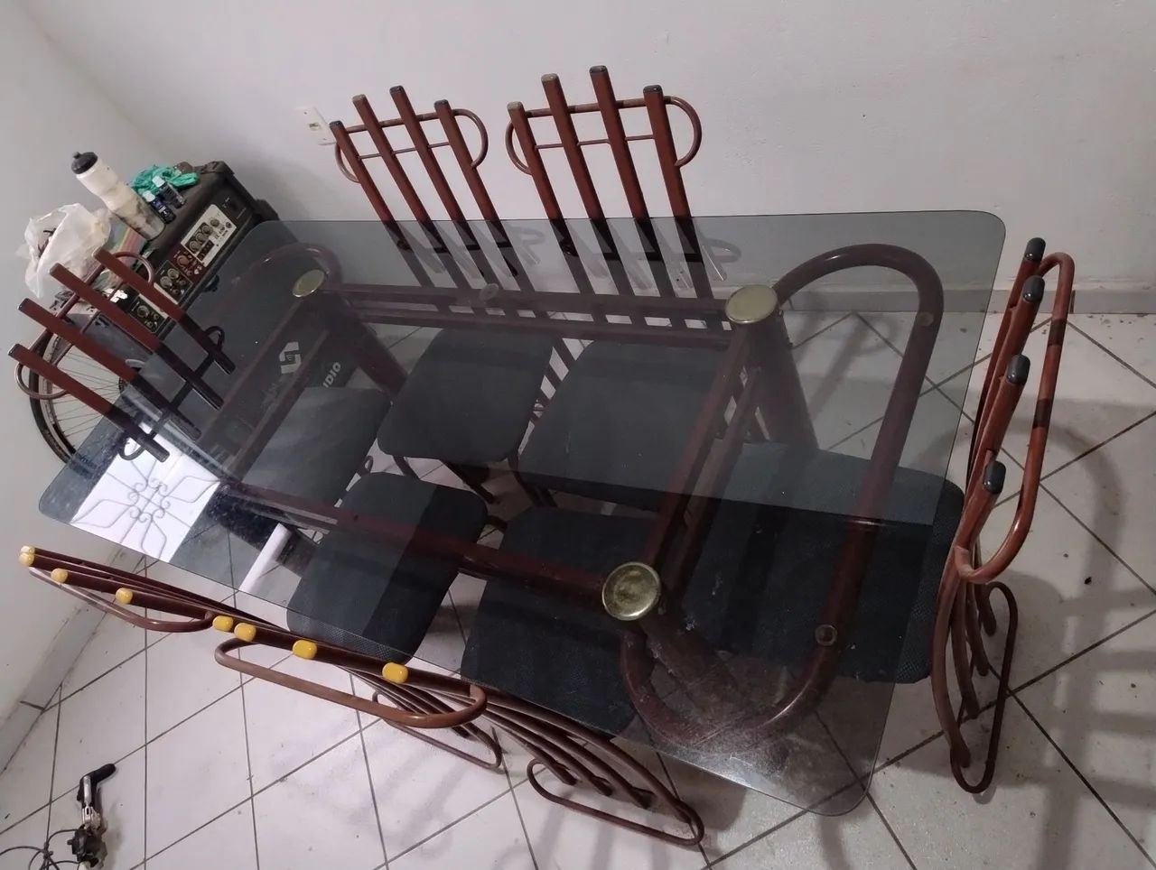 Mesa de vidro com 6 cadeiras em perfeito estado.