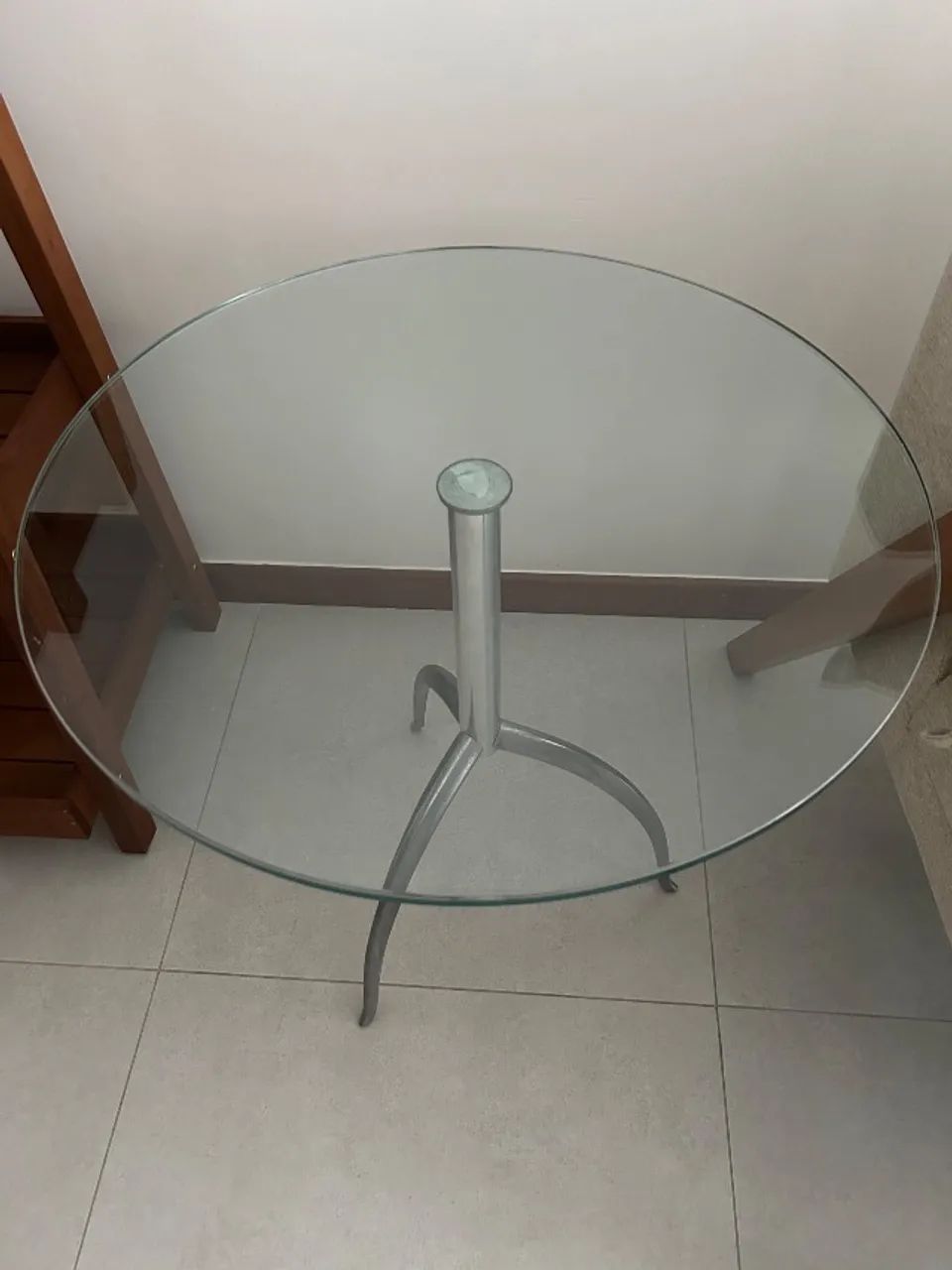 Mesa aparador com tampo de vidro redondo e pés cromados 