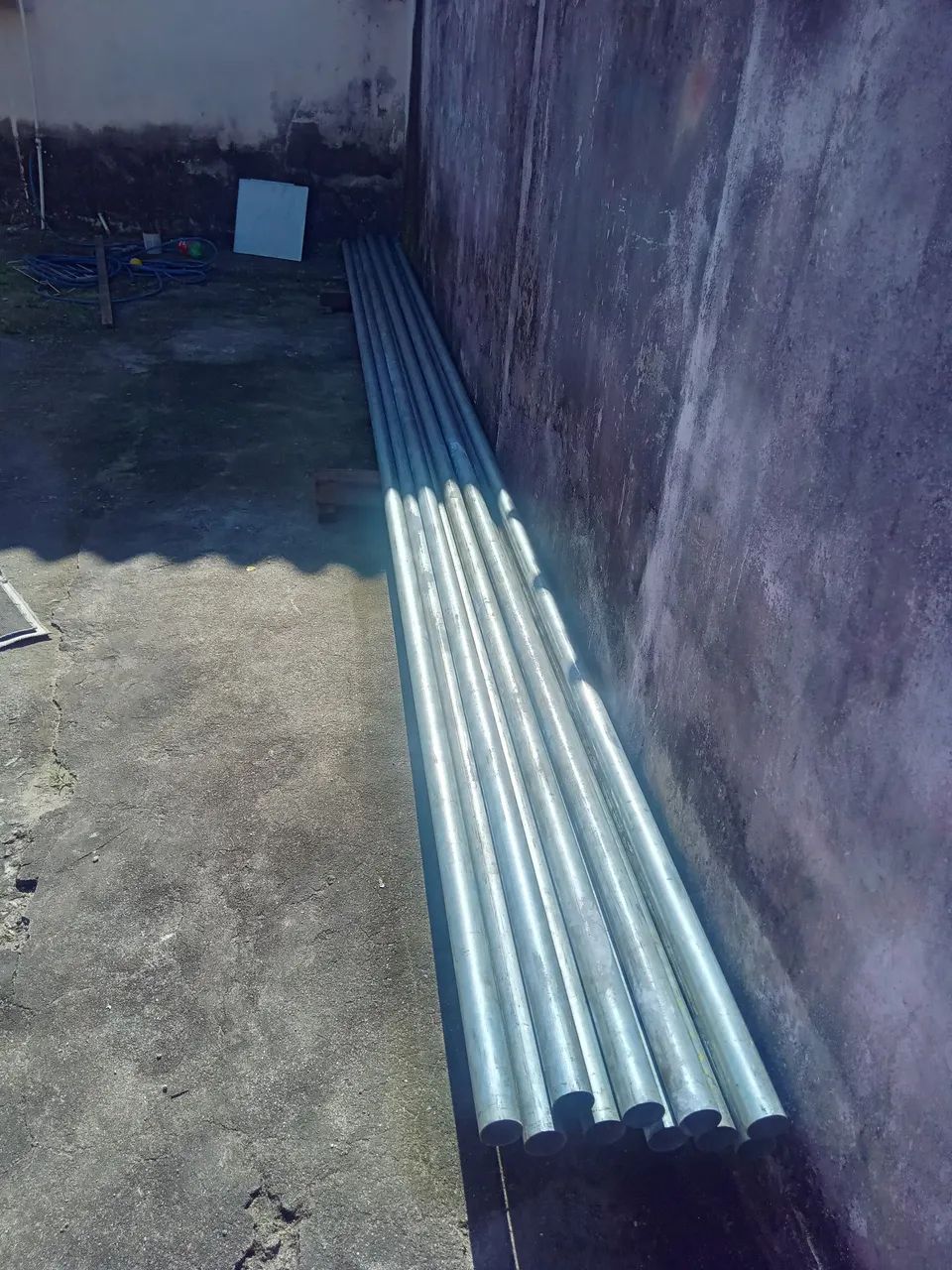 Vendo  Tubos de ferro  Galvanizados com 6 metros de comprimento  ,de 2  polegadas  cada  .
