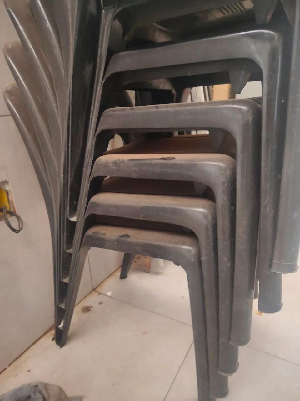 Cadeiras plásticas resistentes novas 