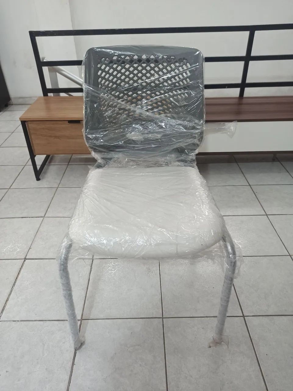 Cadeira estofada cinza com branco 