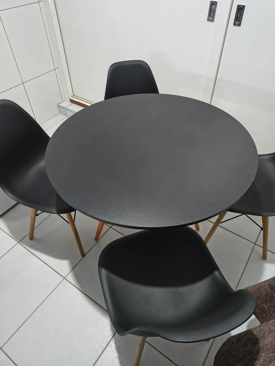 Conjunto de mesa com 4 cadeiras preta - Foto 4