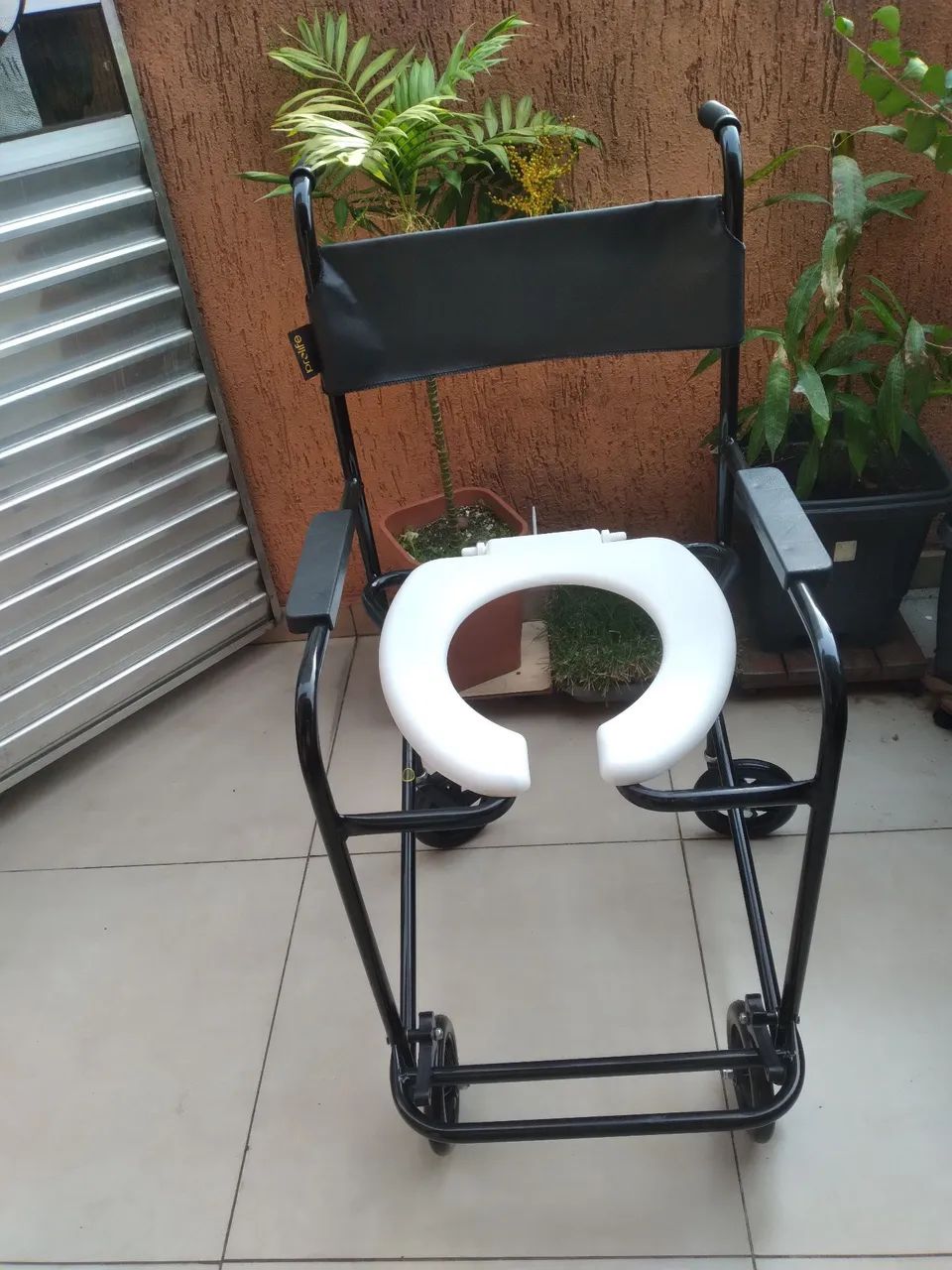 Vendo cadeira de transferência e cadeira de banho - Foto 3