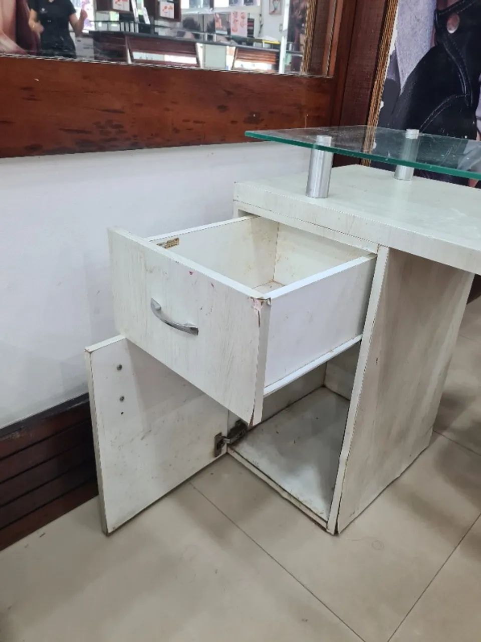 Mesa de manicure em mdf com tampo de vidro  - Foto 4