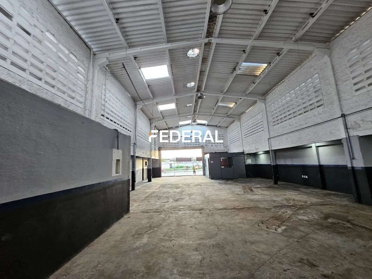 Galpão para alugar com 600m², 4 escritórios e 6 vagas de garagens - Ipsep