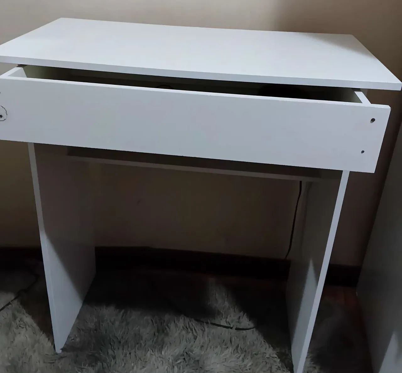 Mesa pequena para quarto - Foto 2