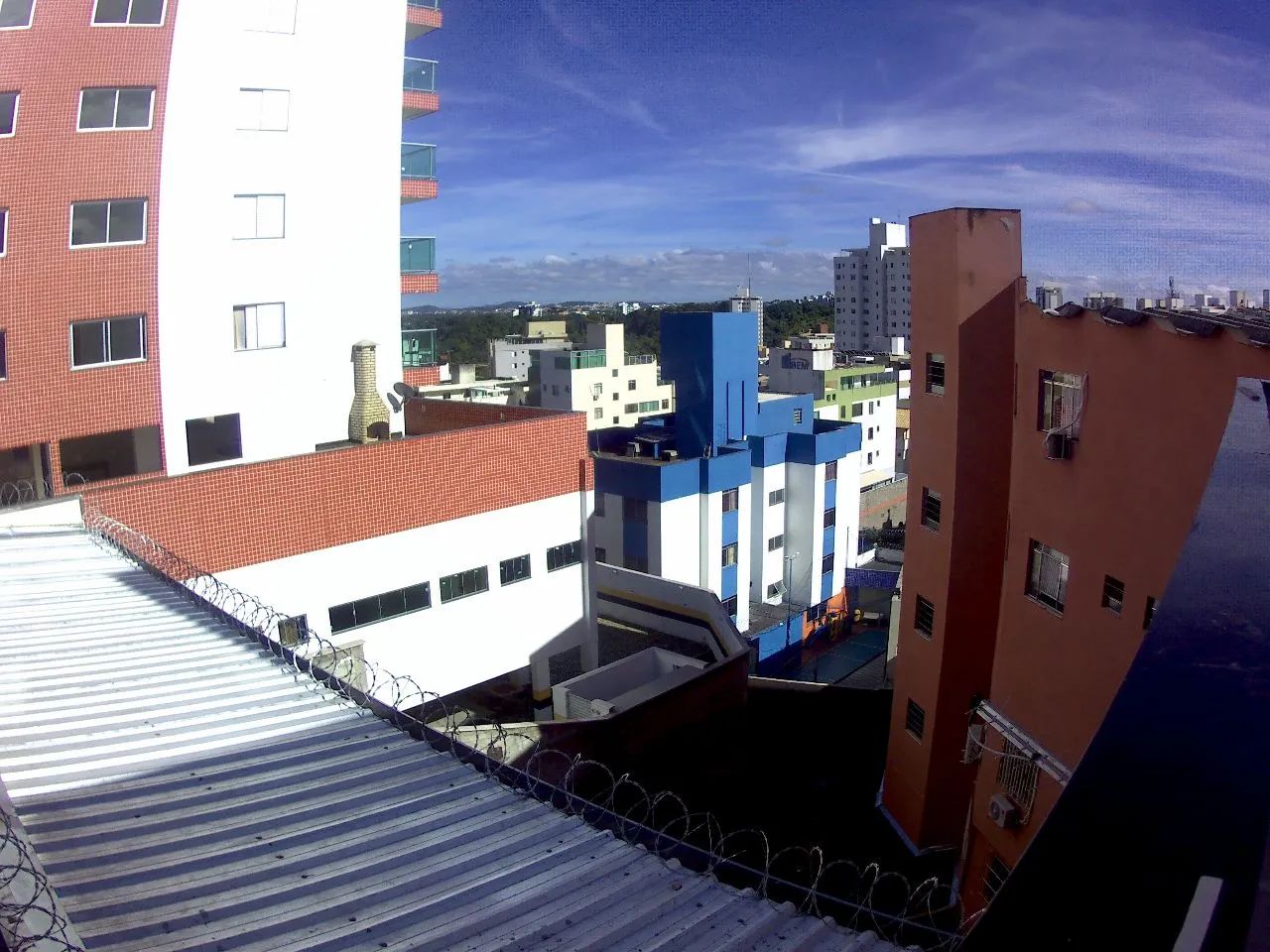 Salas comerciais novas, prédio com estacionamento, elevador. - Foto 5