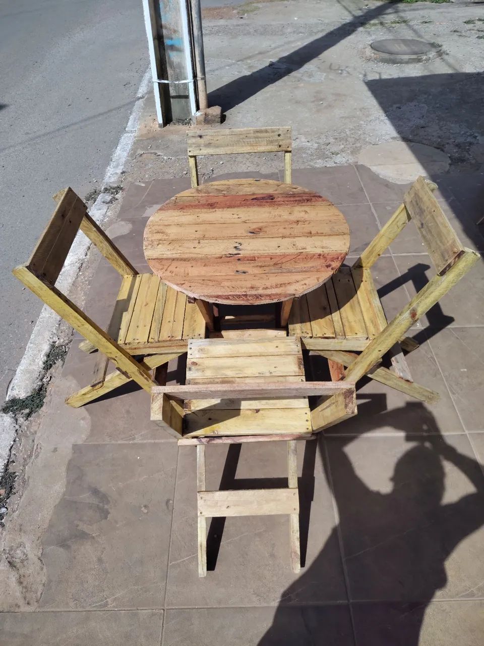 CONJUNTO ARTESANAL DE MESA COM CADEIRAS ( PALLETS ) - Foto 2