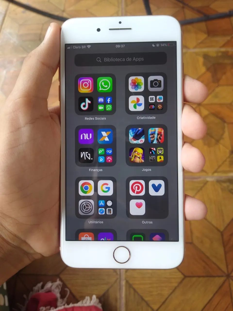 iPhone 8 Plus sem nenhum defeito bateria 100% sem nenhum trinco 550 - Foto 3