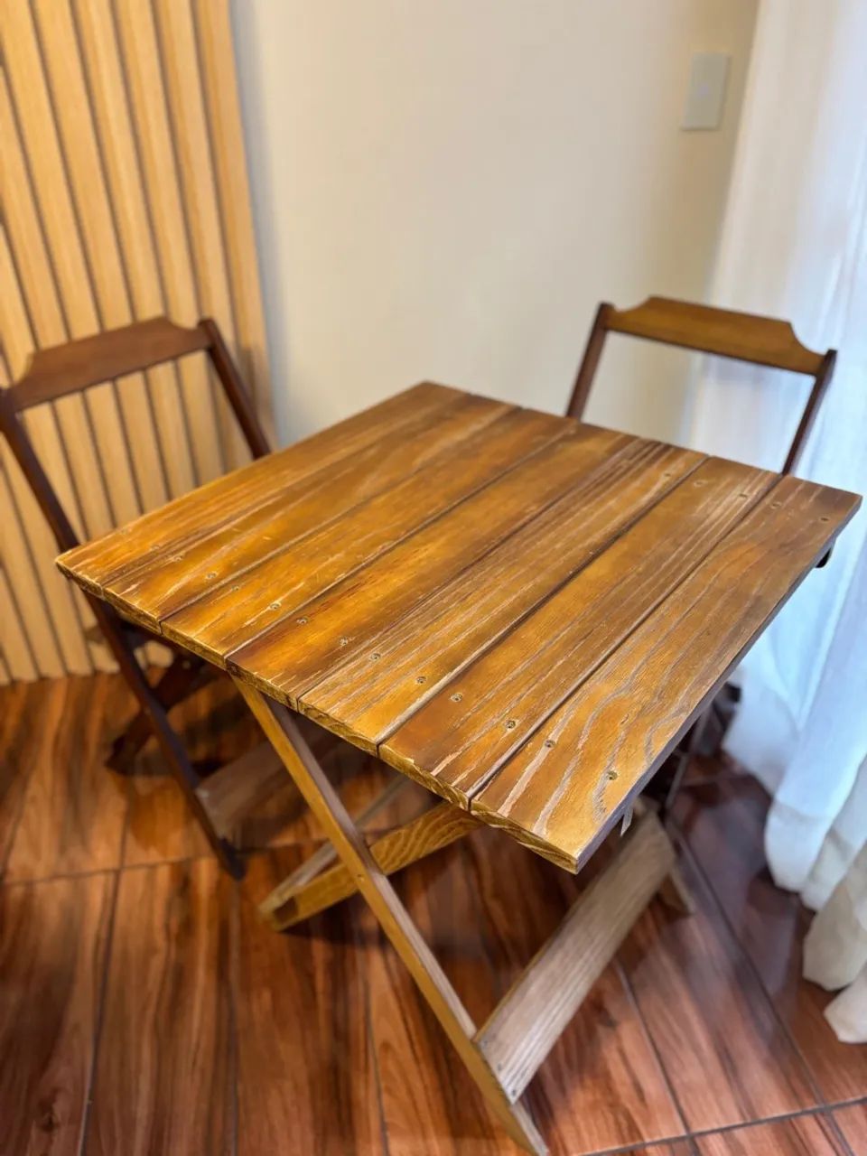 Mesa de madeira dobrável + 2 cadeiras