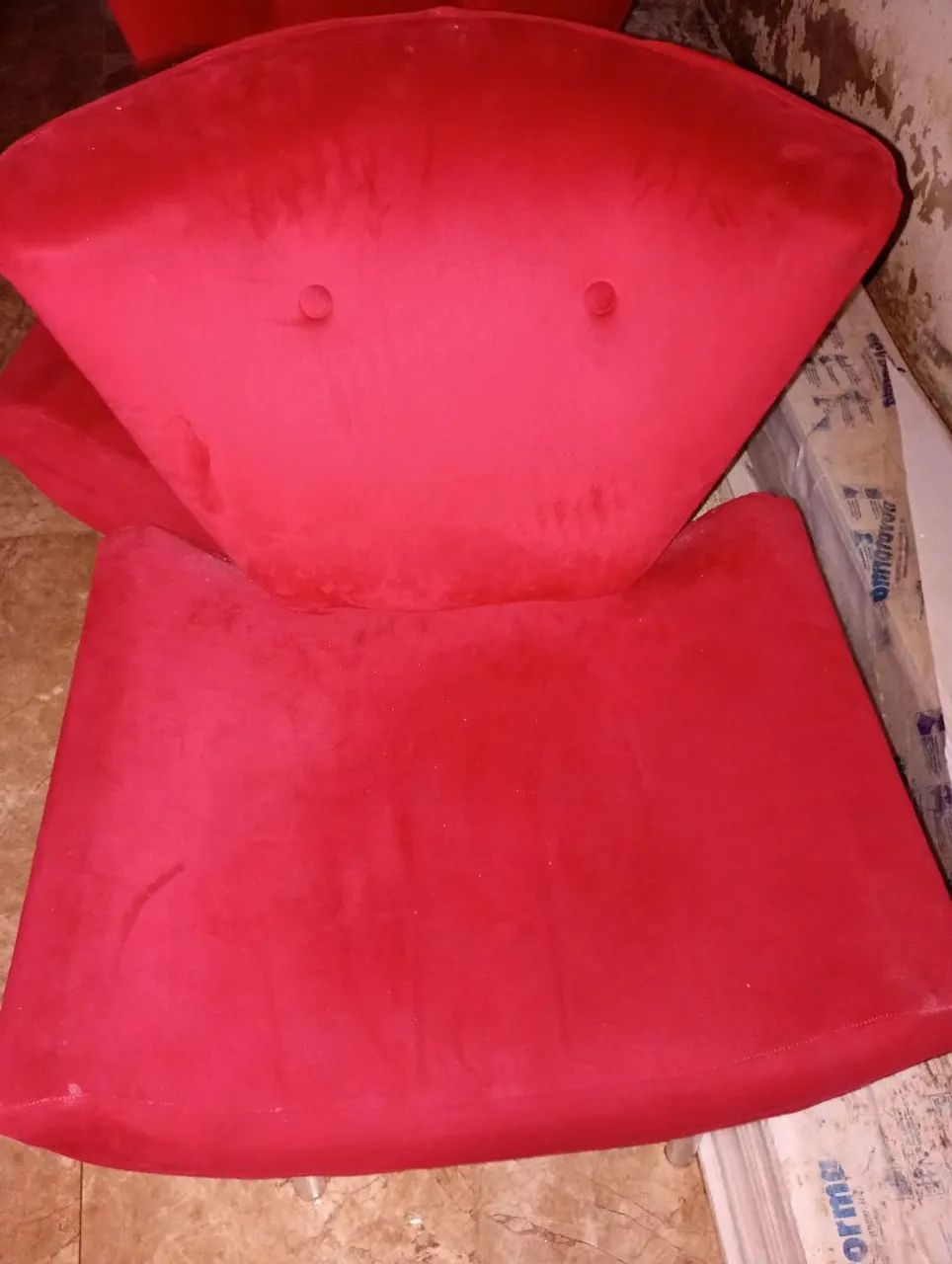 Cadeira com estofado em veludo
